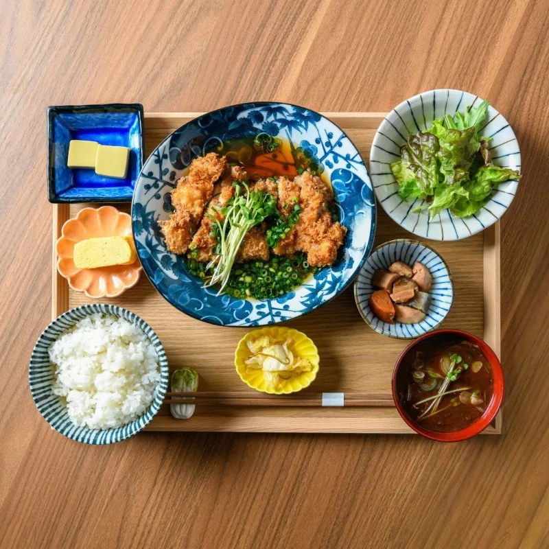 朝の元気を後押しする色とりどりの定食